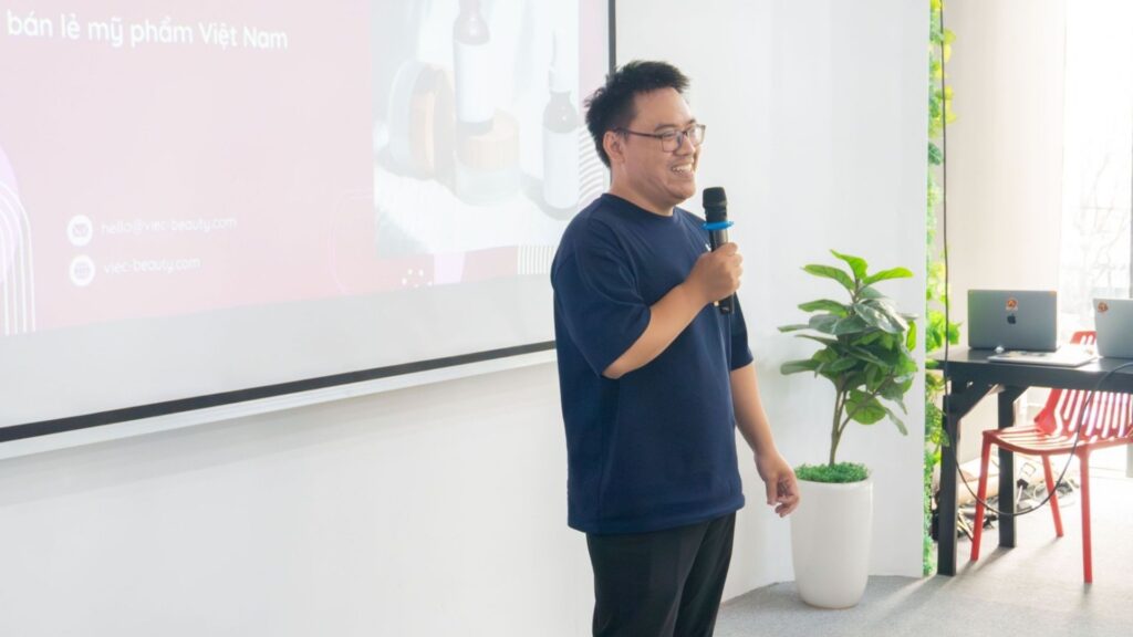 team nguoi lao presenting